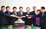 충남내포지역신문협회 회원사 대표들과 기관단체장들이 케익 커팅을 하고 있다.