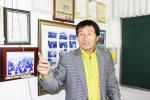 이서준 이장이 마을회관 2층에서 사진을 보며 마을의 역사를 들려주고 있다.