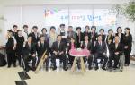 충남도청 본관 1층 희망카페가 개점 100일을 기념해 지난 18일 이벤트를 개최하고 기념촬영을 했다.