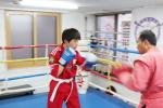 청무체육관 권영국 관장과 한 선수가 스파링을 하고 있다.