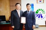 지난달 30일 군청 군수실에서 김석환 홍성군수(왼쪽)가 홍태식 국민건강보험공단 홍성지사장으로부터 감사패를 받고 기념촬영을 하고 있다.