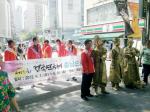 지난 13일 서울 명동거리에서 전국연극제 거리 홍보가 진행됐다.