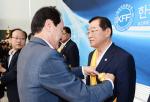 한국자유총연맹 창립 제59주년 기념식에서 김석환 홍성군수가 자유장을 수여받고 있다.