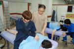 홍상수 원장(사진 가운데)이 물리치료 환자를 돌보고 있다.