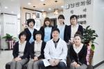 조성욱 원장이 친절봉사를 다짐하며 직원들과 단체사진을 촬영하고 있다.