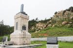 백화산 기슭의 동학혁명추모탑. 백화산 자체가 100년 전 목숨을 걸고 순교한 동학농민군들의 피와 한이 서린 역사의 현장이다.