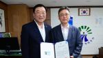 김석환 군수는 국가보훈처 인사발령에 따라 국가보훈처 감사담당관으로 부임하는 이종경 홍성보훈지청장에게 지난달 27일 군수실에서 명예군민증을 수여하고 홍성군 기관단체장 협의회의 감사패를 전달했다.