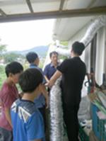 이상준 대표와 마을주민들이 햇빛온풍기를 설치하고 있다.
