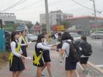 지난 24일 학교폭력 예방 및 근절을 위한 캠페인에 참가한 홍성여중 학생들이 홍보물을 나눠주고 있다.