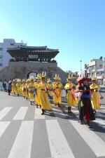제9회 홍성내포문화축제가 지난달 26일부터 나흘간의 일정으로 열리며 지역민들에게 다양한 볼거리와 즐길거리를 선사한 가운데 성황리에 폐막했다. 사진은 홍성내포문화축제 첫날 열린 홍주목사 군민 퍼레이드 모습.
