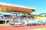 '제52주년 홍성군민의 날 기념, 제49회 군민체육대회'가 지난 5일 홍주종합경기장에서 11개 읍&#8228;면 5000여 군민들의 뜨거운 호응 속에 막을 내렸다. 사진은 체육대회 당일 군기와 체육회 가맹단체별 기를 앞세우고 입장하는 선수단의 모습.