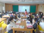 학교도서관에서 도서관 활용 수업 중인 학생들의 모습.