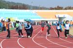 지난 25일 홍주종합경기장에서 열린 홍성군공무원노사한마음체육대회에서 1600m 이어달리기에 참가한 선수들이 바통을 이어받고 있다. 	사진=홍성군 제공