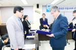 지난 8일 홍주성역사관에서 열린 드림스타트 운영위원회에서 염창선 부군수가 신규 운영위원들에게 위촉장을 수여하고 있다.