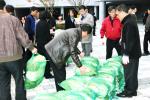 지난 22일 충남도 문예회관 앞에서 열린 '김장배추 2포기 더 팔아주기' 행사에서 도청과 도교육청 직원들이 배추를 구입하고 있다. 이날 공무원들은 배추 2000포기와 절임배추 500포기를 구매했다. 	사진=충남도 제공