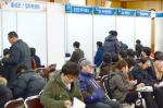 지역기업의 인력난 해소와 일자리 제공 등을 위해 27일 홍성군청 대강당에서 개최된 '홍성군민 일자리 박람회'에는 300여명의 구직자들이 몰려 성황을 이뤘다. 이번 박람회에는 홍성·예산군 관내 11개 우수기업이 참여해 153명이 현장면접을 가졌으며 이중 52명이 채용되는 성과를 거뒀다. 	김혜동 기자