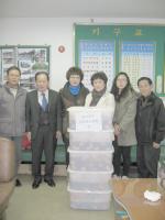 홍주여성라이온스클럽은 지난달 29일 햇님어린이집과 함께 김장김치 50포기를 담아 직접 김장을 담글 수 없는 시각장애우들에게 전달하는 봉사활동을 펼쳤다.
