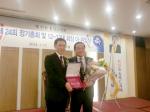권영상 취임회장과 전달수 이임 회장이 행사후 기념촬영을 하고 있다.