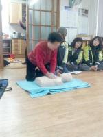 갈산면여성의용소방대(대장&#8228;진은순)는 이달들어 주기적으로 각 마을회관을 순회하며 노인들을 대상으로 소화기사용법과 심폐소생술 등에 대한 체험 교육을 실시해 어르신들로부터 큰 호응을 얻고 있다.
