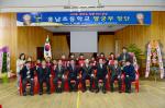 지난 10일 홍남초 여자 양궁부가 창단식을 갖고 정식으로 운영에 들어갔다. 사진은  체육관계자와 양궁부원들이 한자리에 모여 파이팅을 외치고 있는 모습.