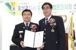 지난 16일 홍성군모범운전자회 이&#8228;취임식에서 김용태(사진왼쪽) 회장이 임명패를 받고 있다.