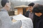 제95주년 3&#8228;1절을 앞두고 독립선언서에 공약삼장을 추가하며 독립만세운동의 선봉에 섰던 만해 한용운 선사의 생가지를 비롯한 우리 고장의 현충시설에는 일제강점에 응분했던 선조의 넋을 되새기기 위한 많은 방문객들이 줄을 잇고 있다. 사진은 지난 26일 한용운 생가지를 찾은 관람객들이 한용운 선사의 조형물을 살펴보고 있는 모습.  김혜동 기자