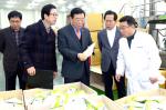 김석환(사진 가운데) 군수가 지난 26일 (주)김노리를 찾아 관계자로부터 설명을 듣고 있다.