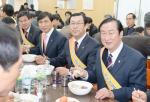 조류인플루엔자(AI) 발생에 따른 소비 위축으로 가금류 사육농가들이 어려움을 겪고 있는 가운데 충남도가 지난 4일 도청 구내식당에서 닭&#8228;오리고기 시식회를 열고 소비촉진을 당부했다. 사진=충남도 제공