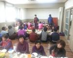 홍성군새마을부녀회(회장 최미선)는 지난달 27일 외로운 어르신 60여명을 대상으로 목욕봉사활동을 펼치고 점심식사로 과일&#8228;떡 등을 대접하는 등 따뜻한 이웃사랑을 실천했다.