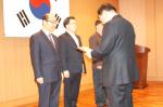 홍성 하나님의 교회 김성수 목사와 서산 하나님의 교회 조용승 목사가 지난 4일 지역사회 발전과 복리증진을 위해 기여한 공로로 김석환 홍성군수로부터 공로패를 받았다.