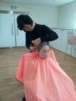전국주부교실 충남도지부 홍성군지회는 지난 19일 수덕사 요양원을 찾아 목욕, 이&#8228;미용, 주방 일손돕기 등의 봉사활동을 펼치며 이웃사랑을 실천했다.