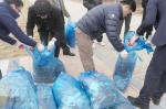 충남도와 교육청, 경찰청, 홍성군, 예산군 소속 공무원 700여명은 지난 24일 새봄맞이 일제 대청소를 갖고 내포신도시 청사 주변과 용봉산 입구, 세심천 일대에 버려진 쓰레기 등을 말끔히 치웠다. 사진=충남도 제공