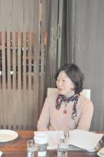 8일부터 영국  런던국제도서전에 참가하는 황선미 작가.  아동문학 작가로는 처음으로 오늘의 작가로 선정되는 영광도 얻었다. 사진은 신간 ‘뒤뜰에 골칫거리 산다’출판 기자간담회 모습. 사계절 제공