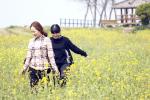 평년 보다 높은 기온으로 예년보다 일찍 꽃망울을 터트린 유채꽃들이 봄나들이에 나선 상춘객들의 마음을 설레게 하고 있다. 사진은 서부면 속동 전망대 인근에 조성된 유채꽃밭에서 봄을 만끽하고 있는 여성들의 모습.