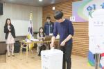 홍성군선거관리위원회는 지난 11일 홍주문화회관 소공연장에서 예비후보자와 입후보예정자, 정당 관계자 등 100여명이 참석한 가운데 6·4 전국동시지방선거의 입후보안내설명회 및 사전투표 시연회를 가졌다.서용덕 기자