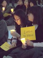 지난 1일 홍성전통시장 야외공연장에서 열린 세월호 참사 실종자들의 무사 귀환을 염원하는 촛불기원제와 희생자를 위한 추모제에 참석한 여학생들이 촛불을 손에 들고 실종자 무사 귀환과 희생자를 추모하고 있다.