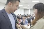 세월호 참사로 온 국민이 슬픔에 잠긴 가운데 일선 학교에선 매년 치러오던 스승의 날 공식행사를 취소하고 학생들이 자발적으로 마련한 조촐한 행사만을 진행하는 등 애도 분위기에 동참하고 있다. 사진은 지난 14일 청운대학교 방송영상학과 학생이 수업 시작에 앞서 선생님의 가슴에 카네이션 꽃을 달아드리고 있다.
