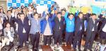 충남도지사 안희정 후보가 당선이 확실시 되자 자신의 캠프에서 지지자들과 손을 들고 환하게 웃고 있다.