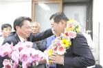 지난 4일  6·4지방선거에서 민선6기 수장으로 선출된 김석환 후보가 당선이 확정된 뒤 방문한 조소행 농협중앙회 홍성군지부장으로 부터 축하 화환을 받고 있다.   김혜동 기자