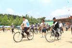 지난 14일 은하면민체육대회에서 참가 주민들이 자전거 느리게 타기 경기 예,결승전을 치르고 있다.