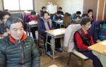교실에서 수업을 받고 있는 내포성인학교 학생들.
