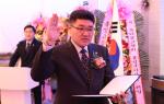 충남옥외광고협회 홍성군지부 황진환 취임회장이 취임선서를 하고 있다.