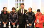 명근영(사진 가운데) 회장이 관내 4개 양궁팀에 각각 30만원의 선수 격려금을 수여했다.