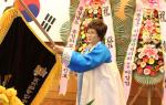 임이재 회장이 협회기를 전달받는 모습.