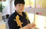 파파렙타일 박성욱 대표가 대교리에 위치한 파충류체험학습관에서 파충류들과 교감하고 있다.
