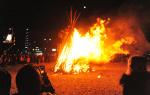 내포신도시에서 열린 정월대보름 축제에서 주민들이 활활 타오르는 달집을 바라보며 소원을 빌고 있다.