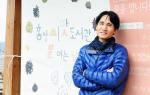 지난달 28일 개관한 씨앗도서관 앞에서 웃어보이고 있는 금창영 씨.