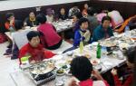 구항면 새마을부녀회에서는 지난 2일 독거노인 46여명을 모시고 목욕봉사와 함께 구항농협식당에서 점심을 대접했다. 부녀회에서는 중고생활용품 및 미역판매 등을 통한 수익으로 자원봉사 자금을 마련하고 있다.