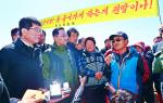 서기석 재판관(사진 왼쪽)이 한 어민으로부터 상펄어장 및 어장이용현황을 청취하고 있다.