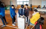 금당초등학교(교장 이재호)는 지난 13일 전교 학생임원선거를 실시했다. 입후보한 5명의 학생 가운데 서경민(6년) 학생과 성혜은(5년) 학생이 전교 회장과 부회장으로 당선됐다.
